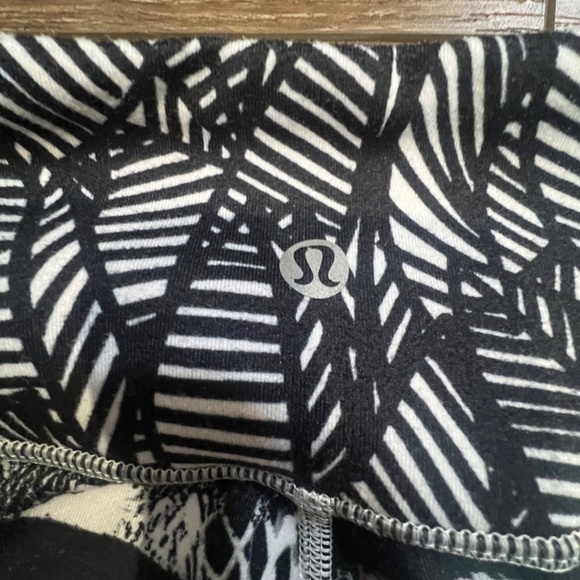 Lululemon Wunder Under Crop II Sz 6 Shady Palms White Black Striped Banana - Picture 7 of 11